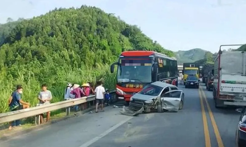 Va chạm ở tốc độ cao đã khiến xe khách bị nứt vỡ kính lái, còn xe con móp méo, biến dạng phần đầu Ảnh OFFB