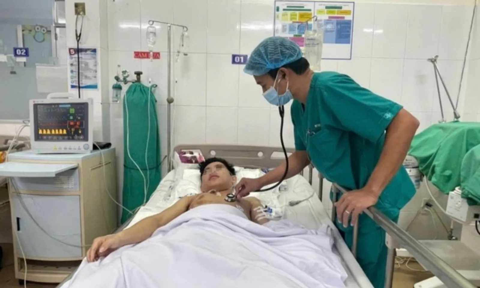 Nam thanh niên thoát chết sau khi bị bạn đâm thủng tim 