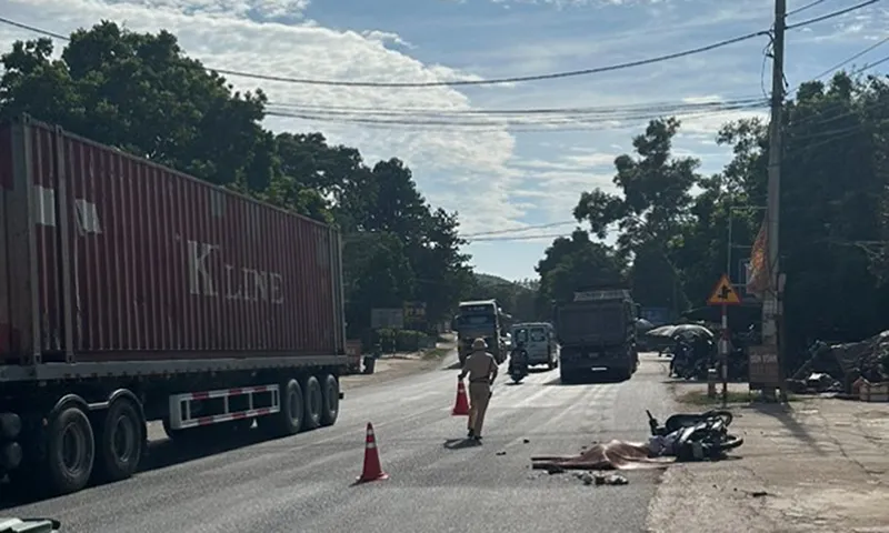 Hiện trường vụ tai nạn xe đầu kéo lấn làn, cán tử vong người phụ nữ điều khiển xe mô tô trên QL1A.