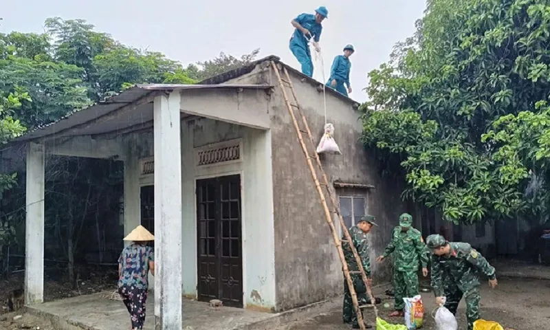 Lực lượng vũ trang hỗ trợ các gia đình neo đơn chèn chống nhà cửa trước khi bão số 6 đổ bộ