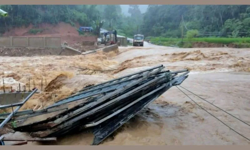 Miền Trung và Kon Tum: Nguy cơ cao lũ quét, sạt lở đất do mưa lớn kéo dài