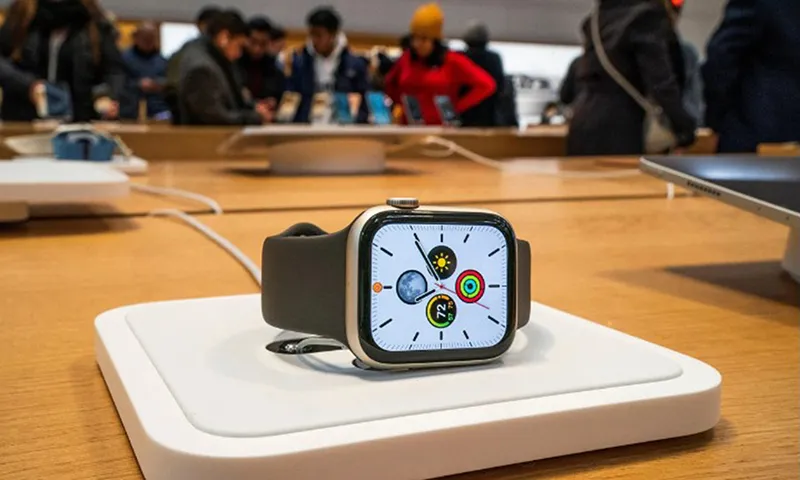 Một mẫu Apple Watch được trưng bày tại Apple Store ở Mỹ tháng 12-2023 - Ảnh REUTERS