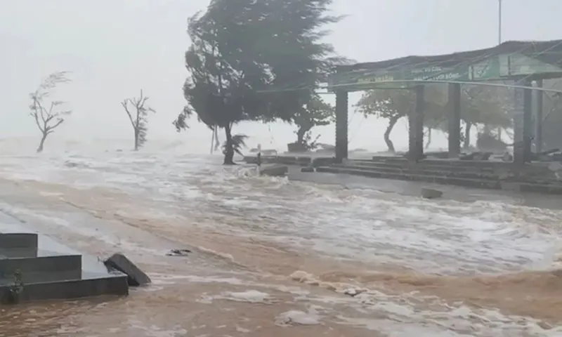 Nước biển dâng cao phá hủy bờ kè và nhiều công trình ở bờ biển Phú Thuận, huyện Phú Vang, tỉnh Thừa Thiên Huế