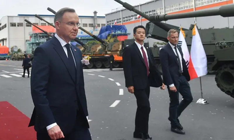 ổng thống Ba Lan Andrzej Duda (trái) trong chuyến thăm cơ sở sản xuất của Hanwha Aerospace tại Changwon, Hàn Quốc ngày 2510 2024. Ảnh PolskieRadio