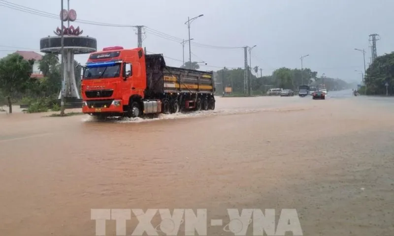 Bão Trà Mi gây mưa lớn, nhiều khu vực ở Quảng Trị ngập lụt, mất điện