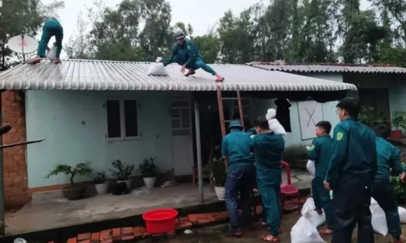 Bão Trà Mi: Quảng Ngãi sơ tán 163 hộ dân khỏi vùng nguy cơ sạt lở 