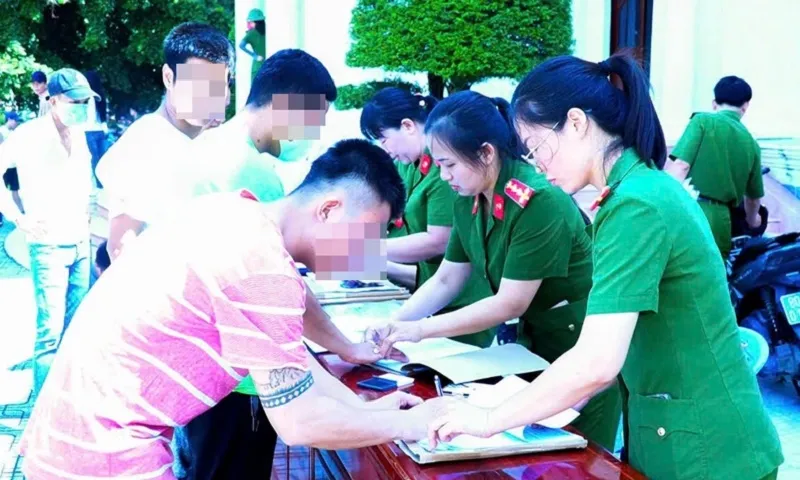 Các phạm nhân nhận giấy chứng nhận chấp hành xong án phạt tù Bình Thuận PLO