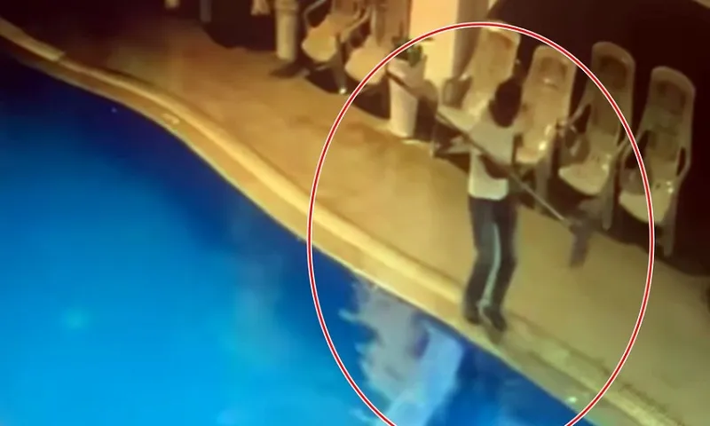 Camera ghi lại cảnh người đàn ông đang dọn vệ sinh trước lúc ngã xuống hồ bơi
