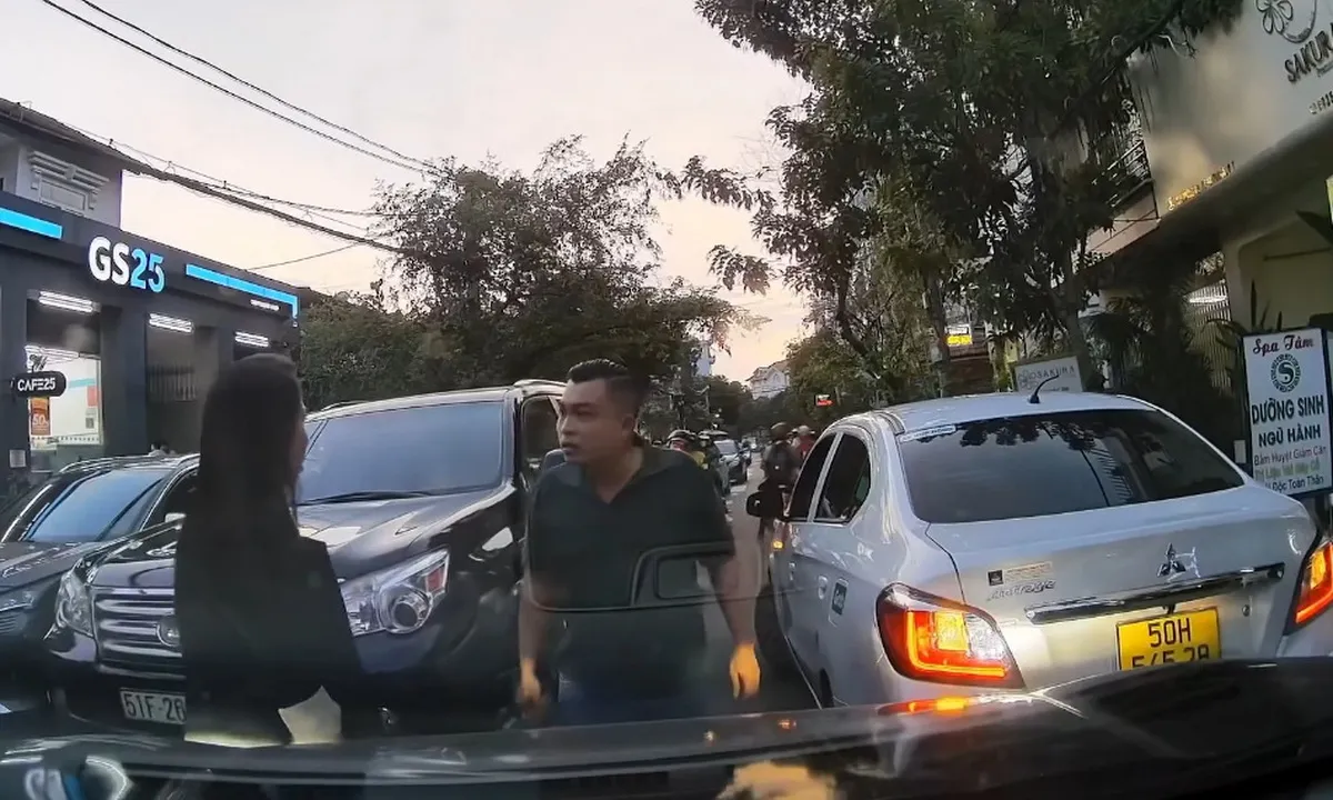 Video clip: Tài xế xe công nghệ dừng xe cản trở giao thông còn thách thức người đi đúng