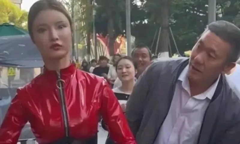 Chủ quán lẩu với tài giả làm robot gây sốt tại Trung Quốc