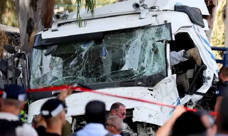 Israel: Xe tải tông xe buýt đang dừng, 24 người bị thương
