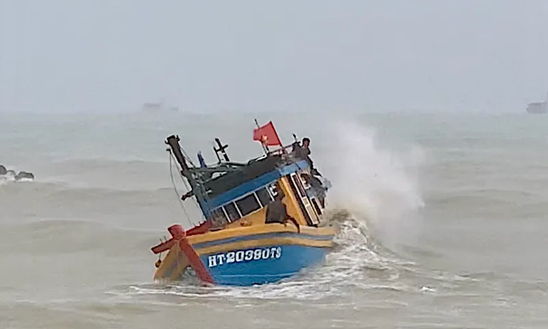 Clip: Tàu cá bị sóng đánh chìm, thuyền viên thoát nạn khi bơi vào bờ