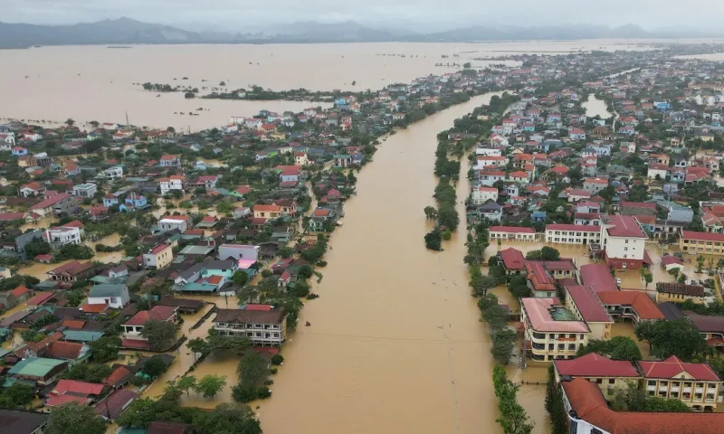 Quảng Bình: Số hộ dân bị ngập lụt không ngừng tăng, lũ rút chậm do triều cường 