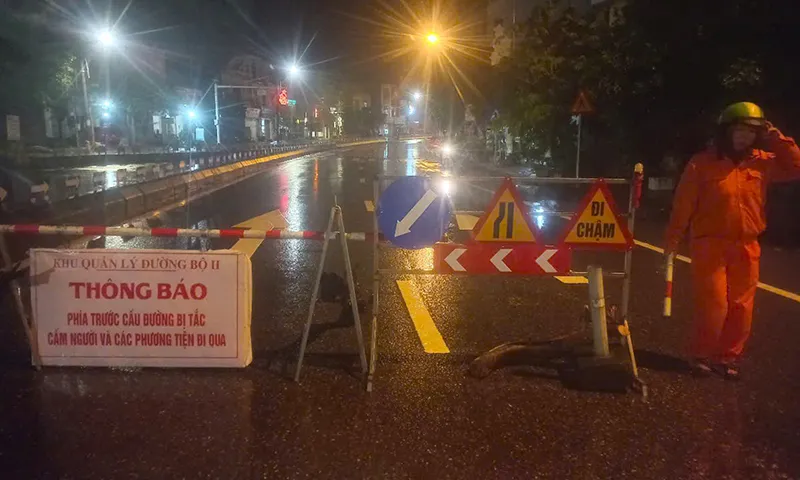Sau bão, miền Trung còn 13 điểm ngập, hư hỏng trên các tuyến: quốc lộ 1, 49B và 49C