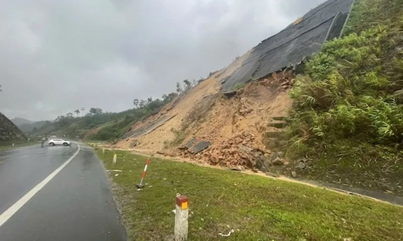 Bão Trà Mi gây sạt lở đường Hồ Chí Minh đoạn qua Đà Nẵng