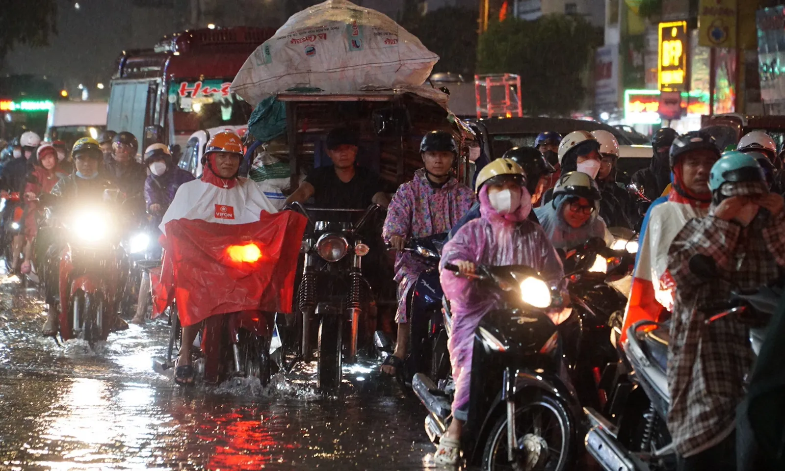 Những tuyến đường “điểm đen” ùn tắc khi Sài Gòn vào mùa mưa