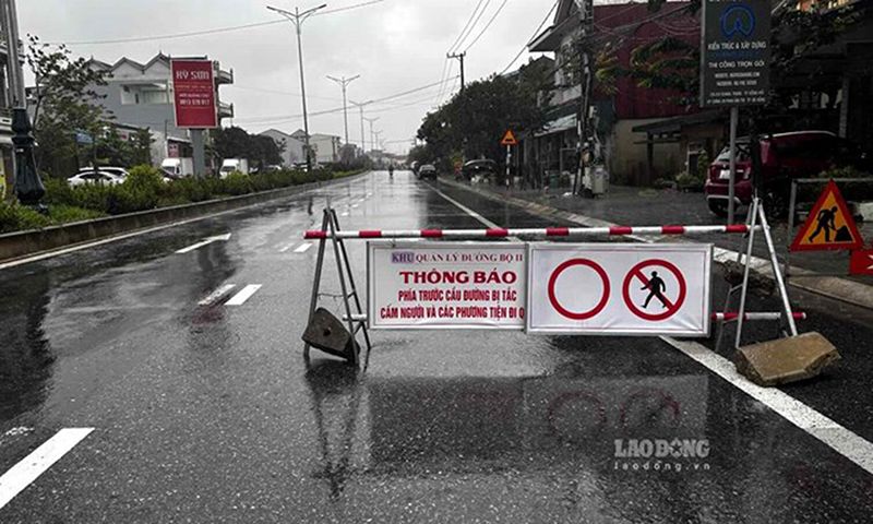 CSGT hướng dẫn tuyến đường đi tránh lũ trên quốc lộ 1