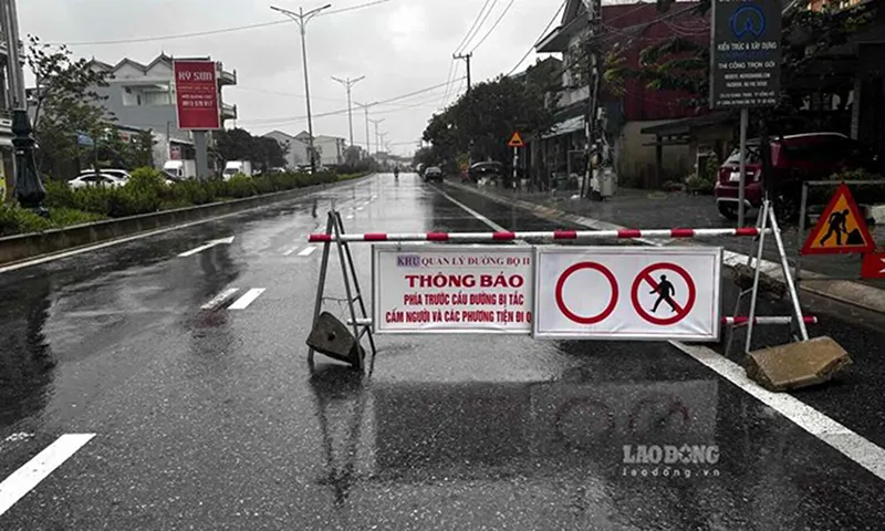 CSGT hướng dẫn tuyến đường đi tránh lũ trên quốc lộ 1