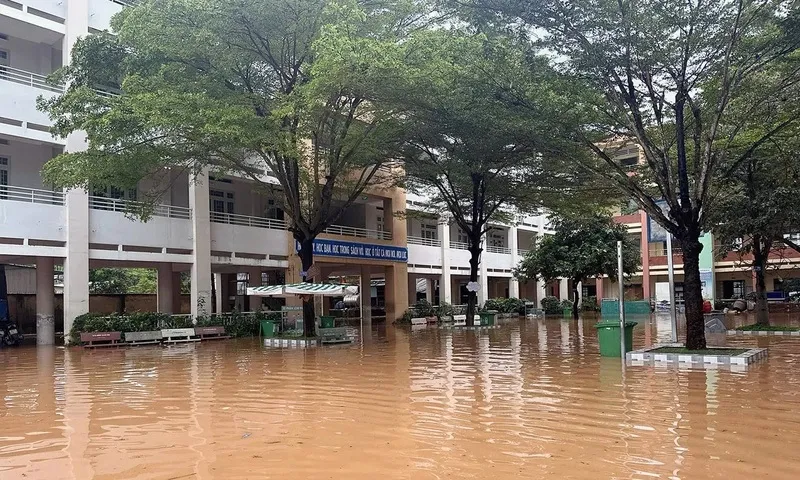Đồng Nai: Gần 2.700 học sinh nghỉ học do lũ ngập sâu tại một trường học