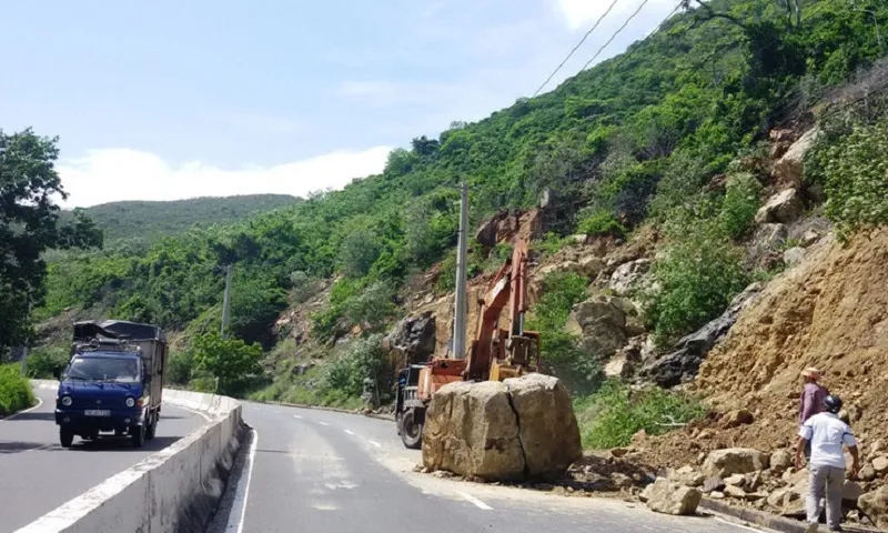 Nguy cơ sạt lở đá trên đèo Cù Hin nối Nha Trang - Cam Ranh