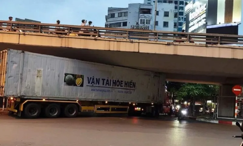 Hà Nội: Tài xế xe container bị phạt và tước bằng lái do mắc kẹt dưới cầu vượt Ngã Tư Sở