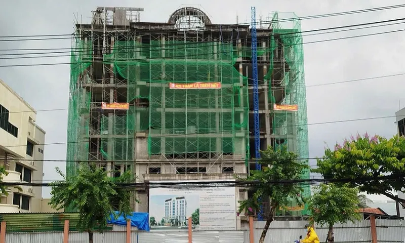 Điều tra vụ một công nhân rơi từ tầng 5 tại một công trình đang xây dựng ở Bến Tre