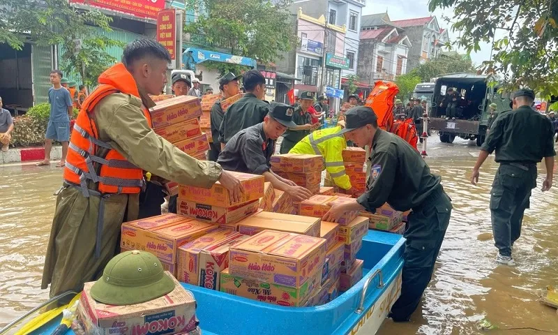 Cục An toàn thực phẩm yêu cầu kiểm soát chặt chẽ chất lượng thực phẩm hỗ trợ người dân vùng lũ lụt