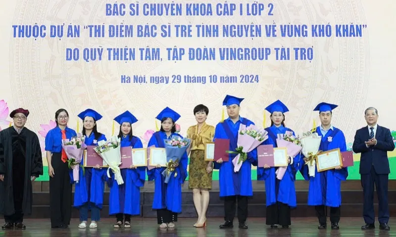 Lễ trao bằng tốt nghiệp và bàn giao các bác sĩ trẻ về công tác tại 26 huyện khó khăn, biên giới. Ảnh VGP