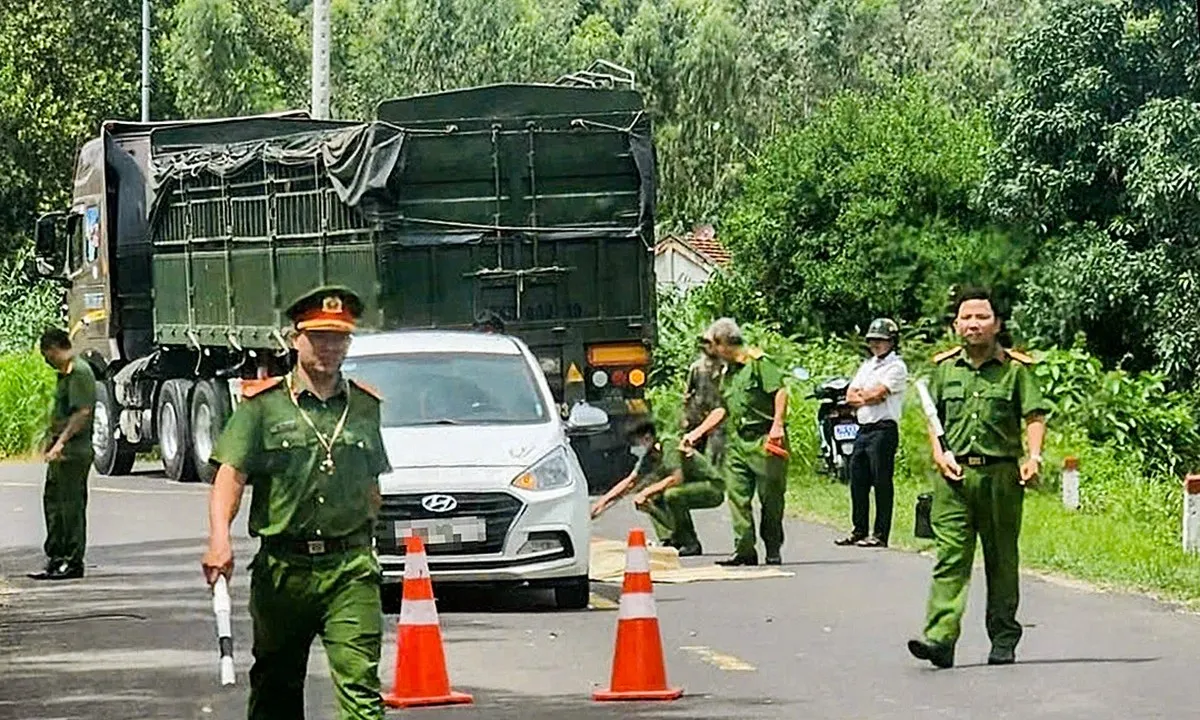 Va chạm ôtô ngã ra đường, người đàn ông bị xe đầu kéo cán tử vong