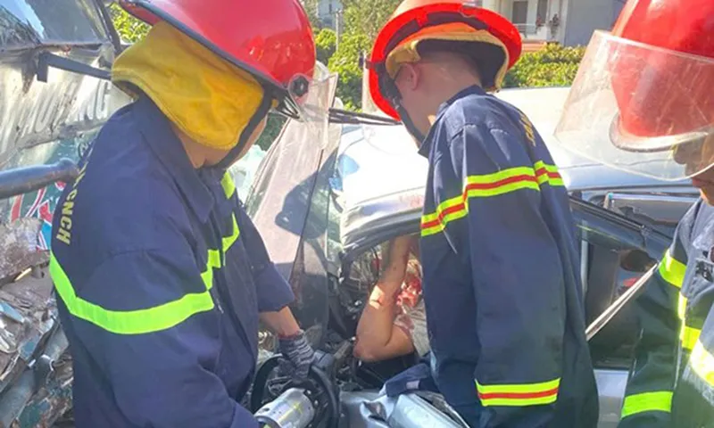 Lực lượng chức năng cứu hộ tài xế xe ôtô con Vios. Ảnh: báo Lao Động