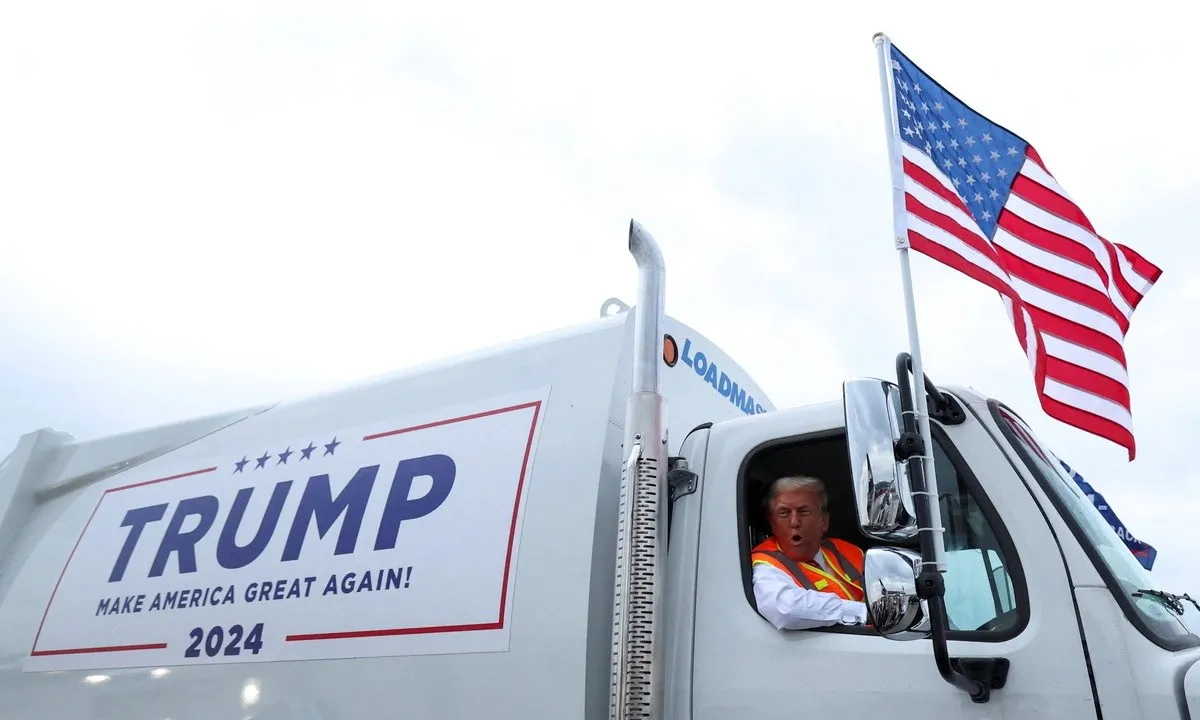 Ông Donald Trump ngồi xe chở rác đáp trả chỉ trích của tổng thống Joe Biden