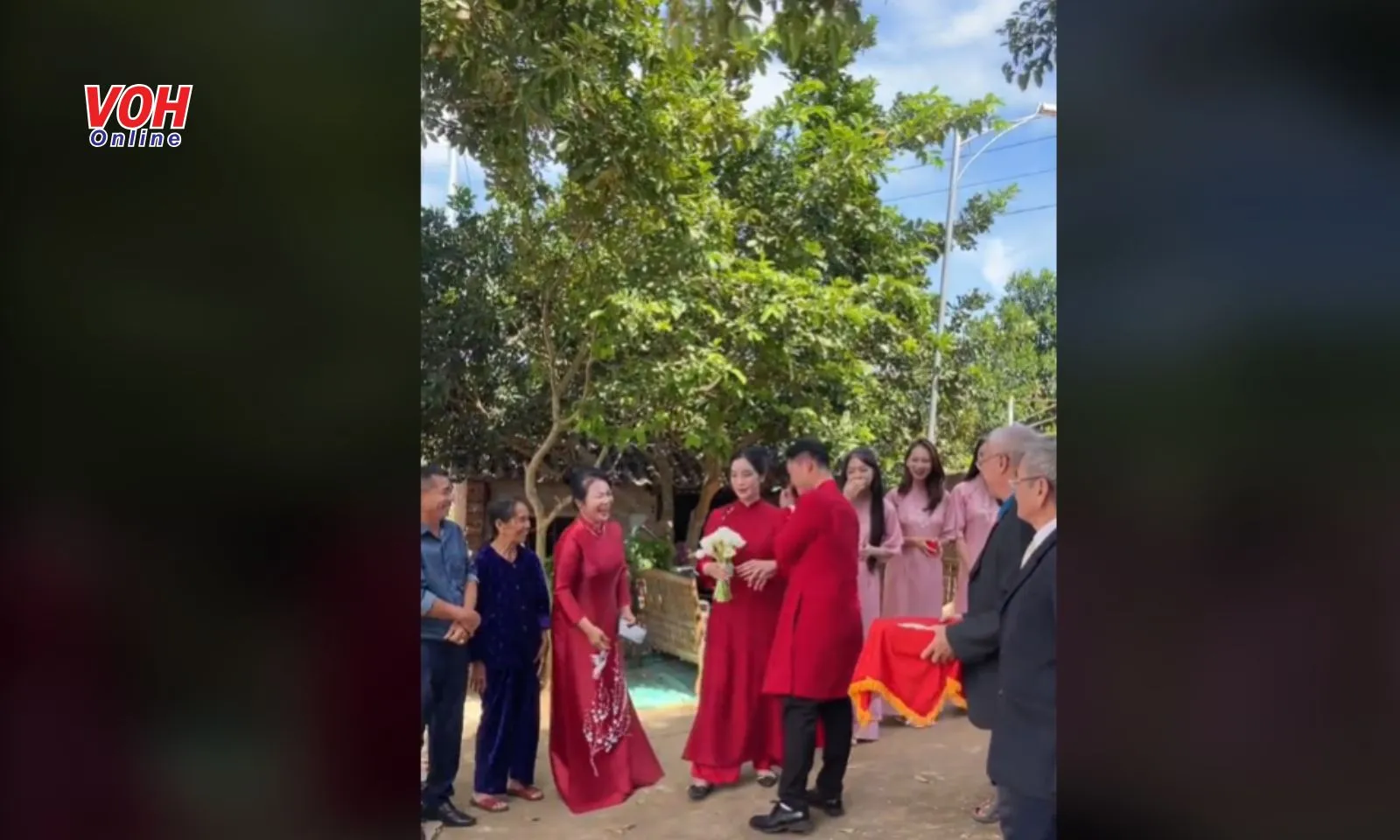 Chú rể bỡ ngỡ trong ngày cưới, khiến khách mời không nhịn được cười