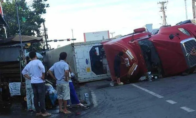 Xe đầu kéo, thùng container lật ngang trên quốc lộ, tài xế thoát chết