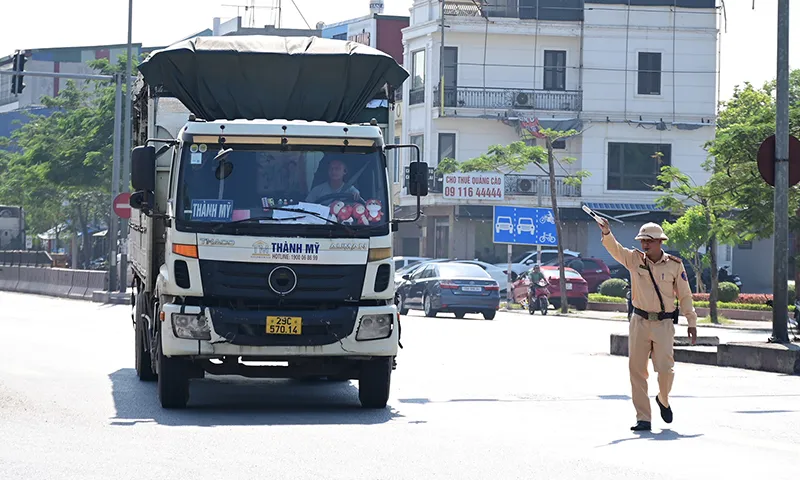 Kiểm tra, tuyên truyền pháp luật giao thông đường bộ đối với các lái xe kinh doanh vận tải tại Hải Phòng