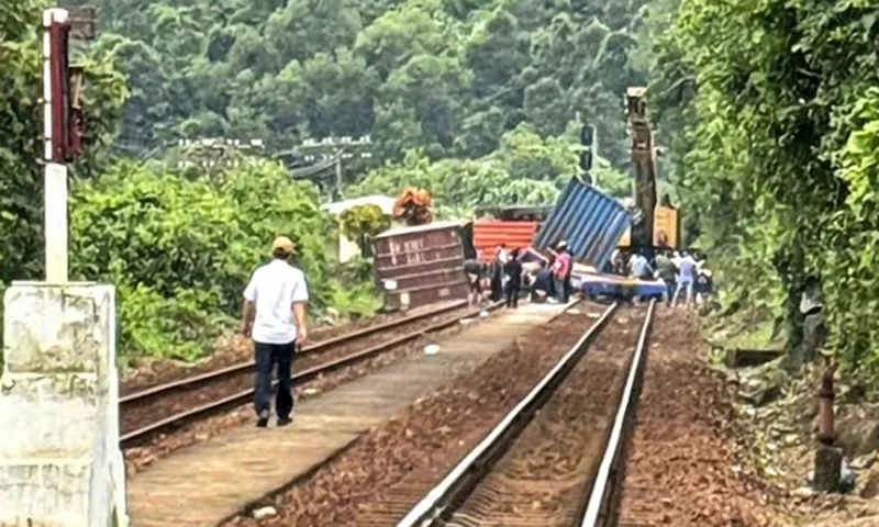 Tàu ASY2 trật bánh khiến các container hàng ngã đổ.