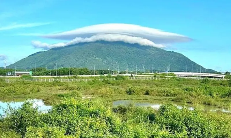 Mây "đĩa bay" xuất hiện trên đỉnh núi Chứa Chan