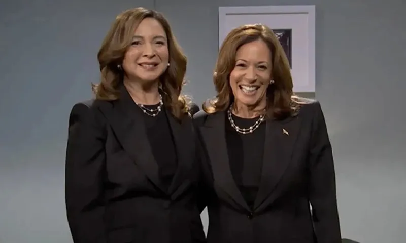 Nữ diễn viên Maya Rudolph trong vai Phó tổng thống Mỹ Kamala Harris (bên trái) và bà Harris trên sóng chương trình Saturday Night Live (SNL) tối 2-11 - Ảnh FOX NEWS