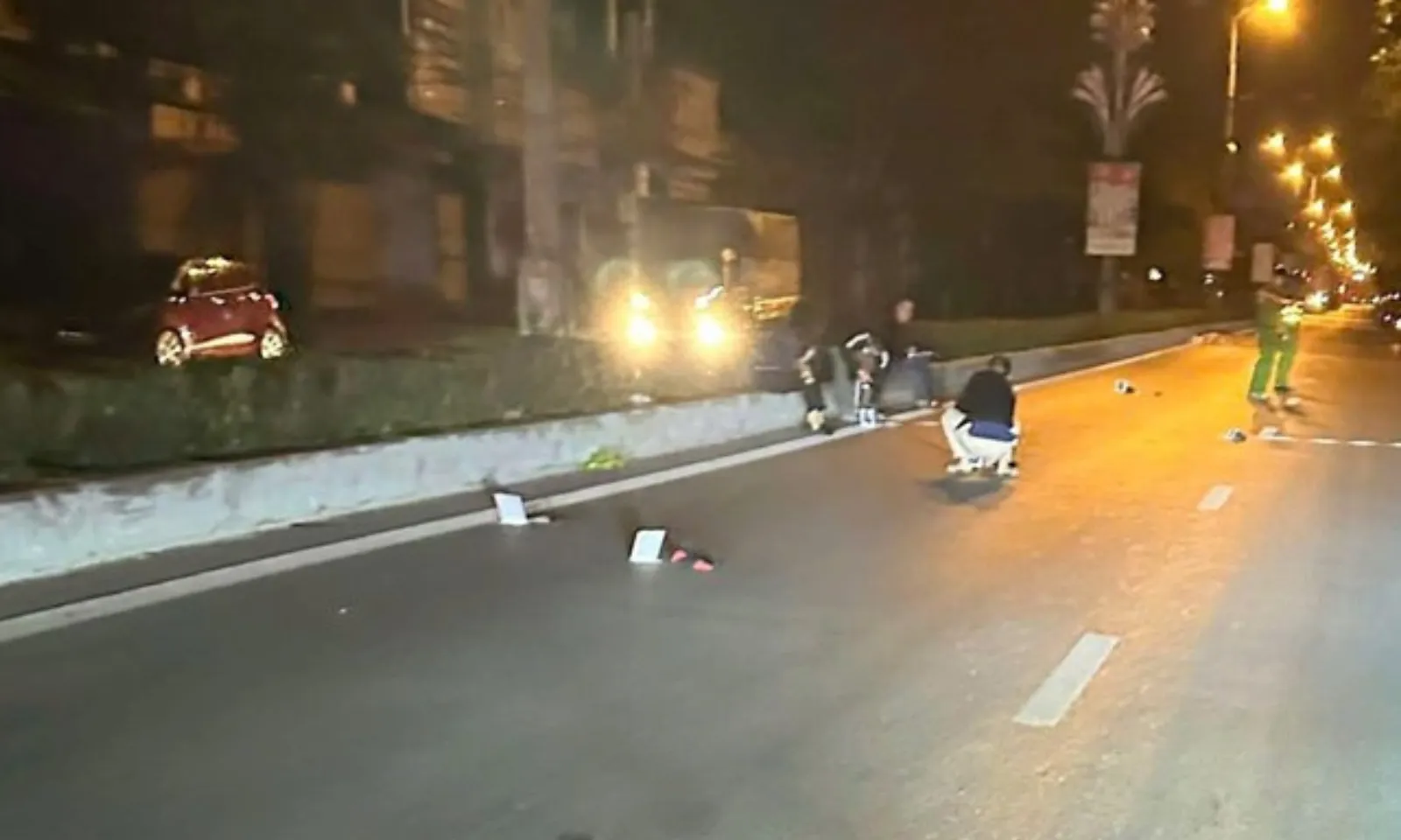 Băng dãi phân cách qua đường một người bị xe tông tử vong