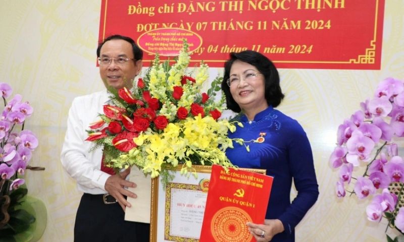 Nguyên Phó chủ tịch nước Đặng Thị Ngọc Thịnh nhận huy hiệu 45 năm tuổi Đảng 