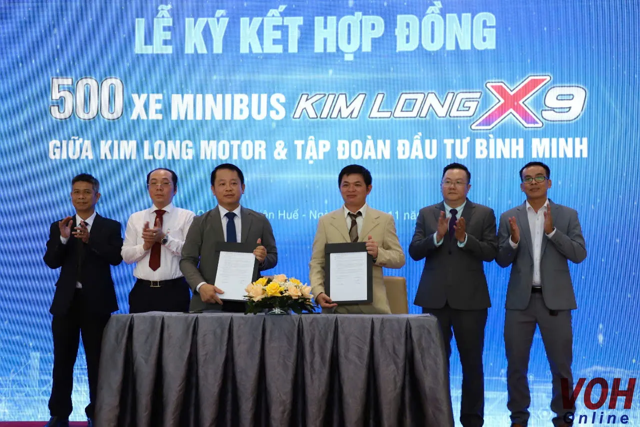 kim-long-motor-va-tap-doan-dau-tu-binh-minh-ky-ket-hop-dong-500-xe-mini-bus_20241104170137