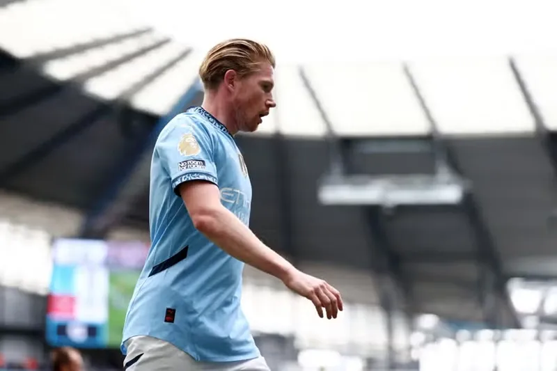 pep-guardiola-than-trong-voi-de-bruyne 12