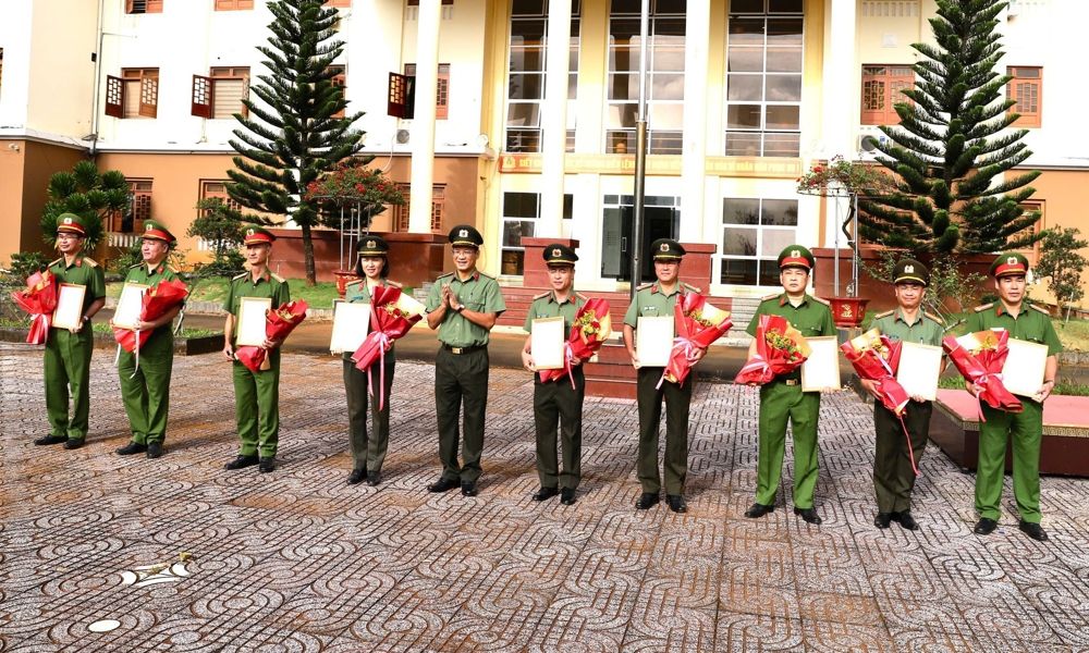 Khen thưởng lực lượng phá đường dây lừa đảo tài liệu giả trị giá hàng chục tỉ đồng