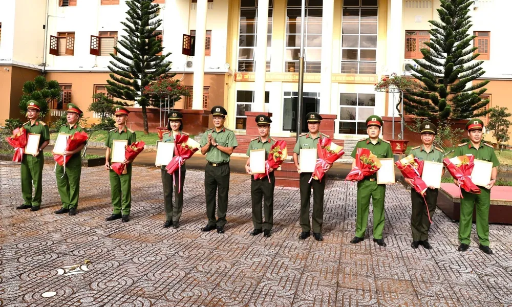Khen thưởng lực lượng phá đường dây lừa đảo tài liệu giả trị giá hàng chục tỉ đồng