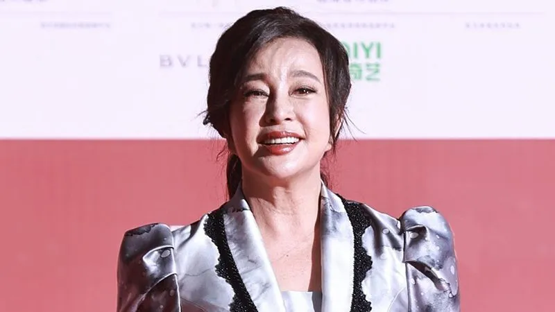 vi-sao-luu-hieu-khanh-du-vuong-nhieu-scandal-van-duoc-cong-chung-tha-thu