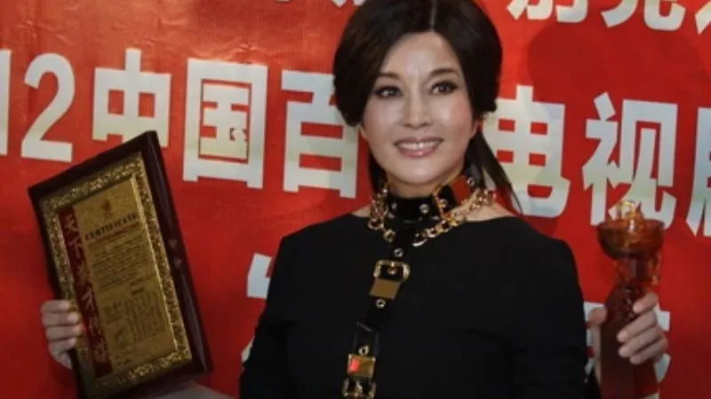 vi-sao-luu-hieu-khanh-du-vuong-nhieu-scandal-van-duoc-cong-chung-tha-thu (3)