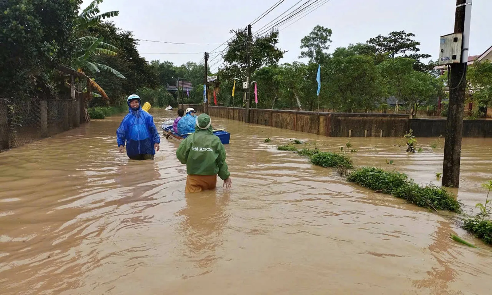 Nhiều tuyến đường trên địa bàn Quảng Bình và Quảng Trị bị chia cắt do ngập lụt