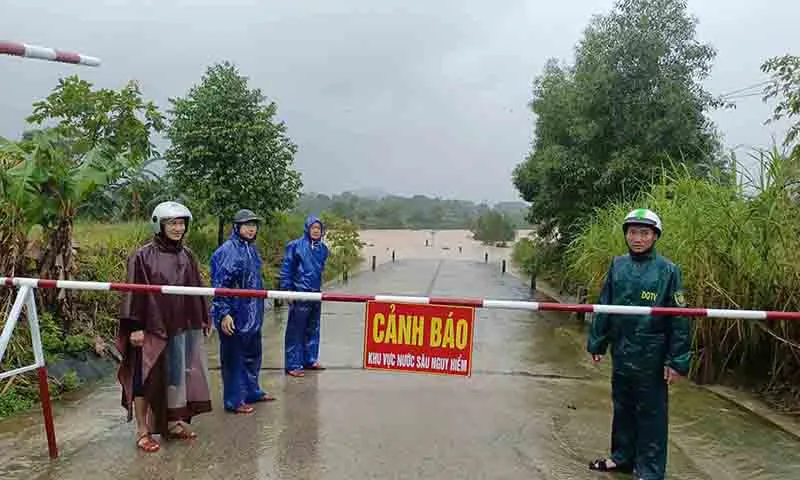 Chính quyền đã lập rào chắn và canh gác không cho phương tiện qua lại để đảm bảo an toàn.