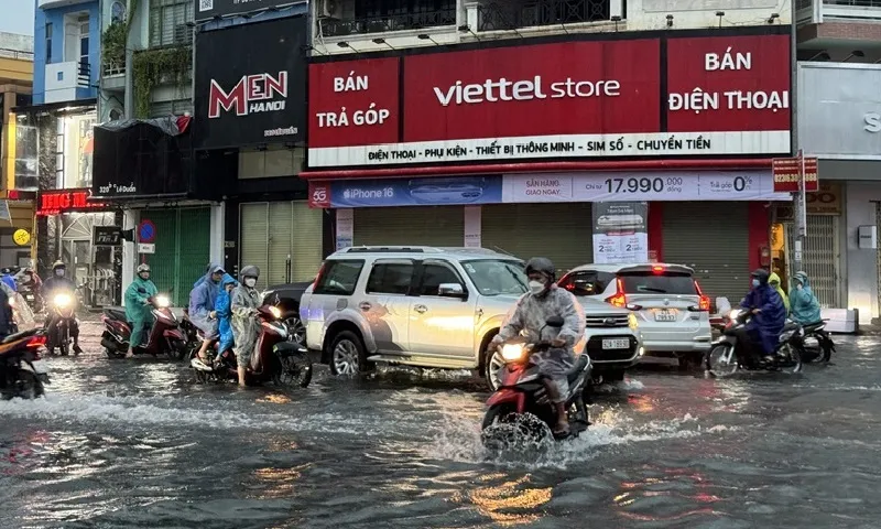 Đà Nẵng: Mưa trắng trời từ mờ sáng, học sinh nhiều trường được nghỉ học