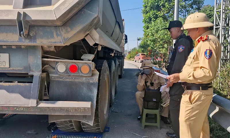 Tổ công tác Trạm CSGT Tùng Diễn kiểm tra tải trọng xe trên QL 1A, đoạn qua thị trấn Chi Lăng.