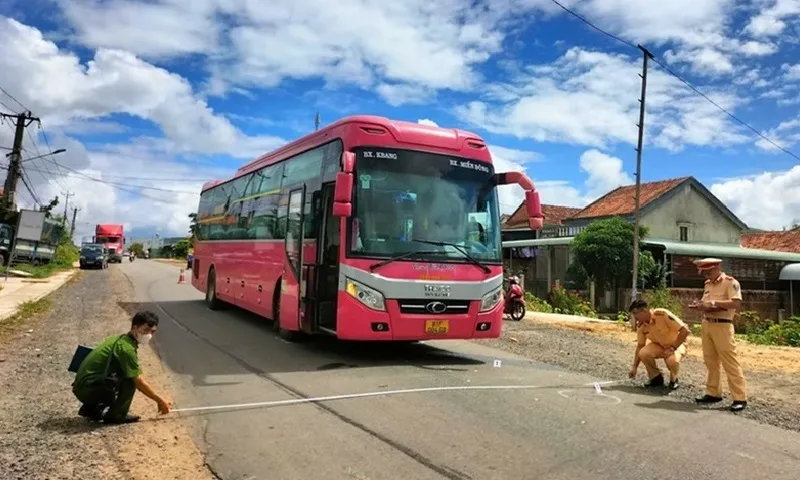 Học sinh lớp 4 đột ngột băng qua đường, bị xe khách tông tử vong